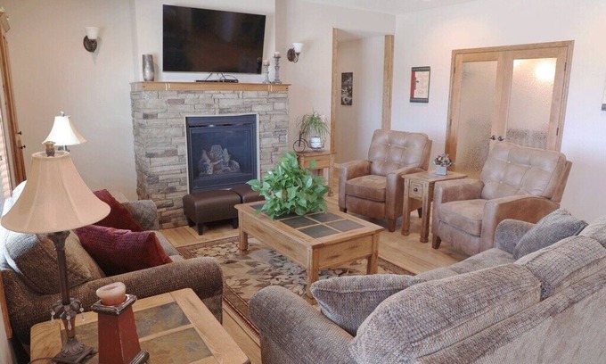 Heyburn Hotel | Rent 8, 9, 10 or 11 rooms with group kitchen, living & dining areas.