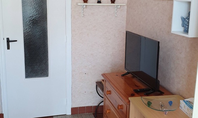 Saint-Jean-de-Monts Apartment | Rent t1 bis 50 m from the beach. Large south-facing balcony with sea view