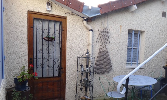 Saint-Germain-en-Laye Ski Chalet | Rental gite, prox Priory Museum and RER line A