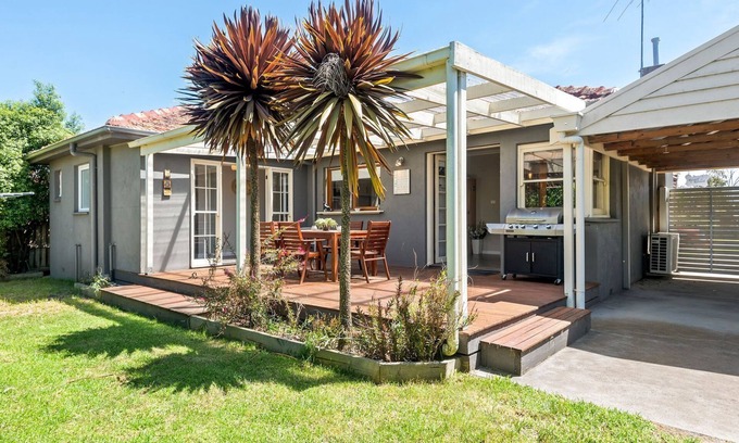 Portarlington House | Resarf Retreat - Relaxed atmosphere and modern amenities.