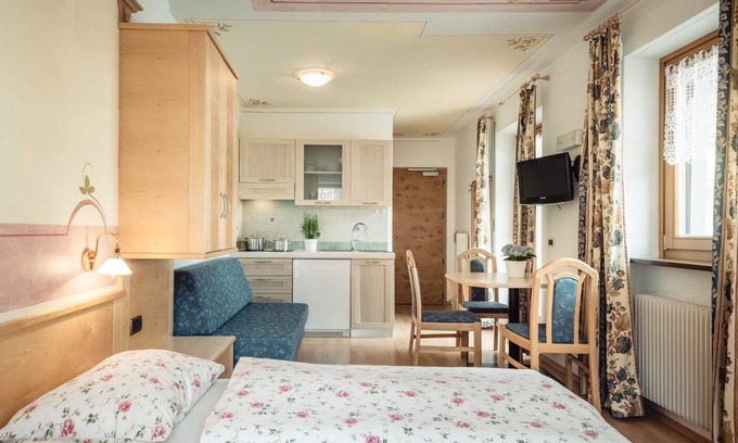 Mareo Apartment | Residence Corn - Standard Apartment 5 with Mountain View, Jacuzzi, Wi-Fi & Balcony