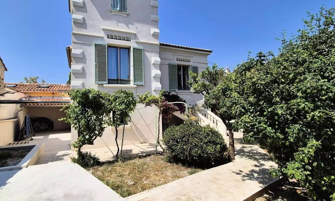 Saint-Mandrier-sur-Mer Villa | Residence 220-st Mandrier Sur Mer - Elegant house with a beautiful garden, 150 m from the sea, air conditioning, Wifi .