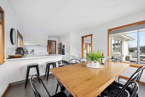 Warrane House | Residence at 165 Great for large groups Sleeps 11