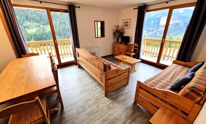 Valfrejus Apartment | Residence Le Cheval Blanc - 3 rooms + cabin 8/10 people of 55 m2