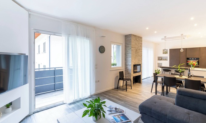 Nago-Torbole Apartment | Residenza The Rock, Appartamento Deluxe con Balcone, A/c, Parcheggio, Wi-fi
