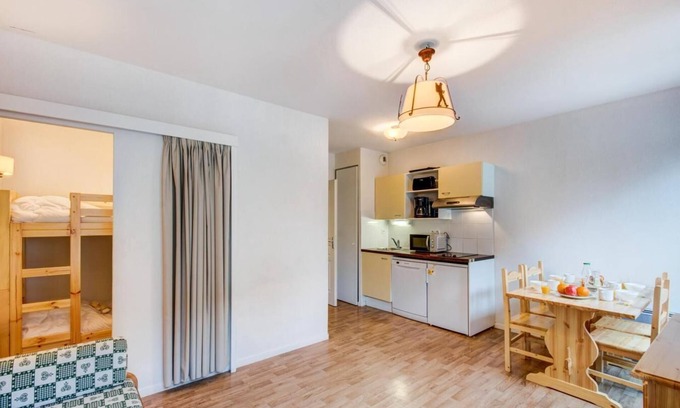 Bagneres-de-Luchon Apartment | Resort center, tv, ski locker, 31m², Luchon-Superbagnères