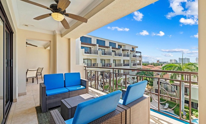 Washington Condo | RESORT POOL! 2 MIN TO BEACH! BALCONY!