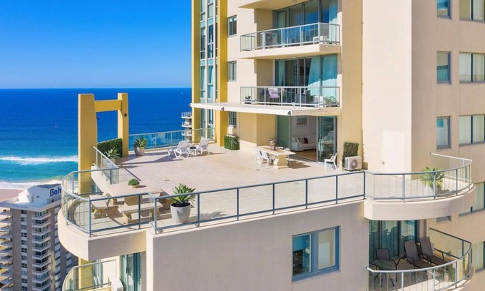 Surfers Paradise Apartment | Resort style 3br 2.5 bath w/huge entertainers balcony
