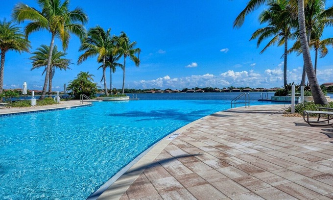 Nokomis House | Resort-style House on the lakefront