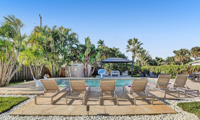 Lighthouse Point Villa | Resort Villa 6 BR | Heated Pool | Beach Volleyball | Game Room | Mini Golf