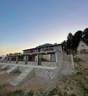 Strellc i Epërm Hotel | Restaurant Maja e Strellcit