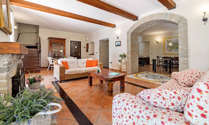 Albanella Villa | Restful Villa in Albanella with Swimming Pool and hot tub