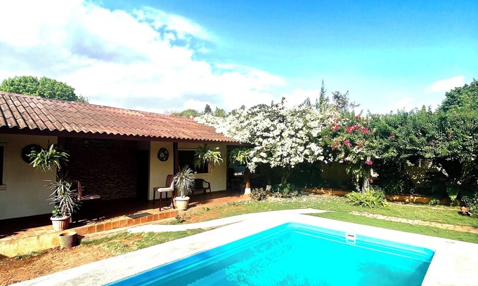 El Rompio Cabin | Resting cabin with a unique garden, swimming pool and Panamanian traditions.
