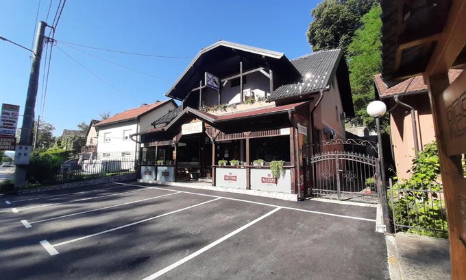 Doboj Bed & Breakfast | Restoran i sobe "Tocak"