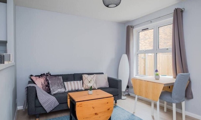 Woking Apartment | Retreat for Two Nr Goldsworth Park Lake Surrey