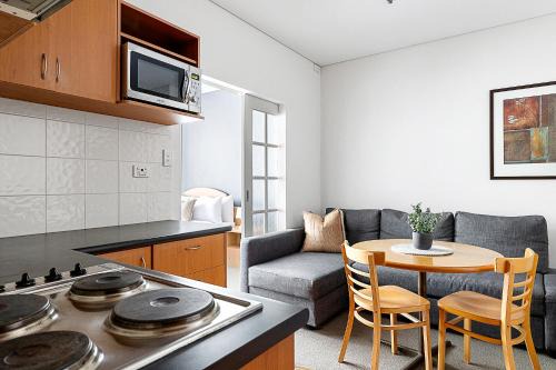 Perth Central Business District Apartment | Retreat Horizons - Spacious Perth CBD 1BR