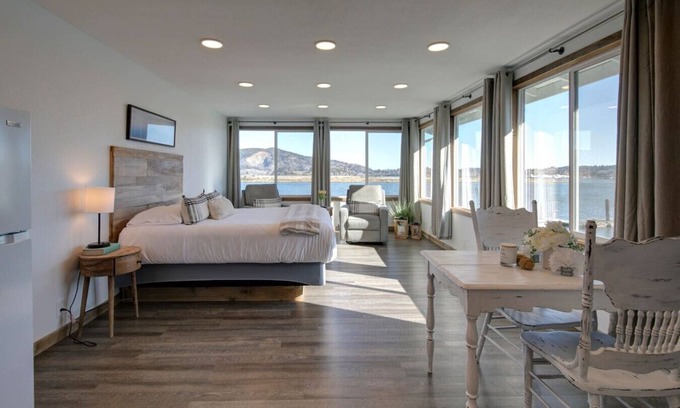 South Bend Apartment | Retreat to the Oyster Bay Hideaway Suite