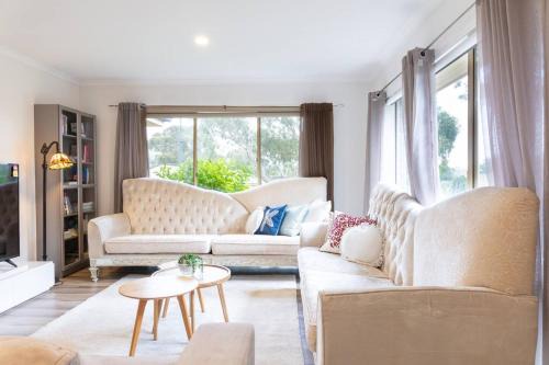 The Basin House | Retreat with Panoramic Hills View