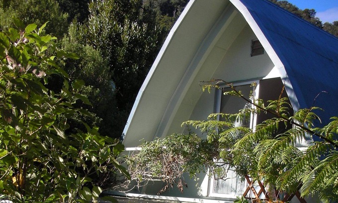 Duncan Bay Cottage | Retro Bach in Stunning Tennyson Inlet