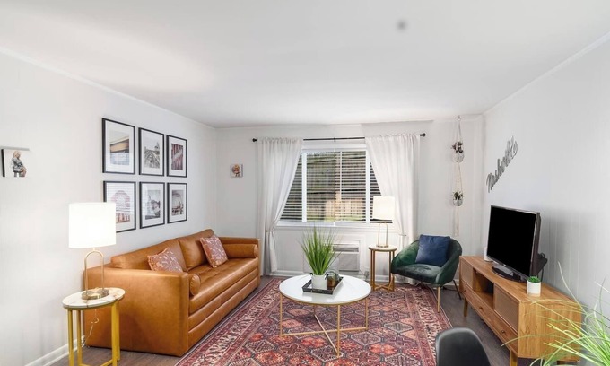 Melrose Condo | Retro Hotel One Bedroom- near downtown with pool!