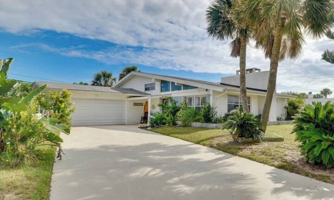 Aqua Vista Circles Cottage | Retro Ormond Beach Home w/Pool 3BR-Walk to Ocean!