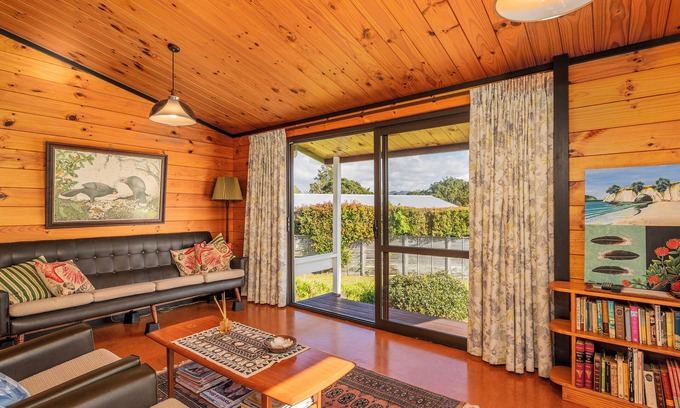 Pauanui Cottage | Retro Revival - Pauanui Holiday Home