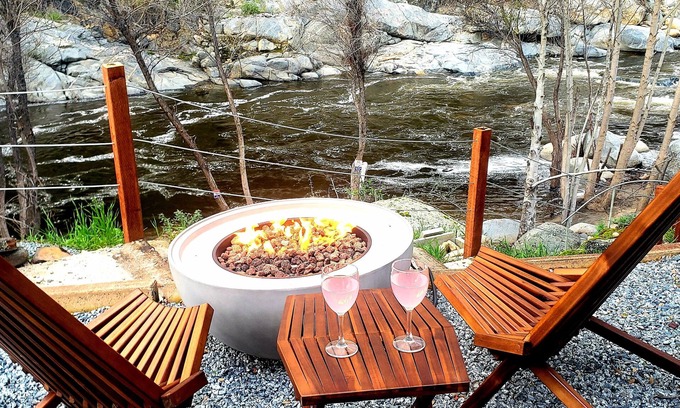 Three Rivers House | Retro River House! Waterfront, Firepit🔥, BBQ, Gameroom, 1 min to Sequoia Park.