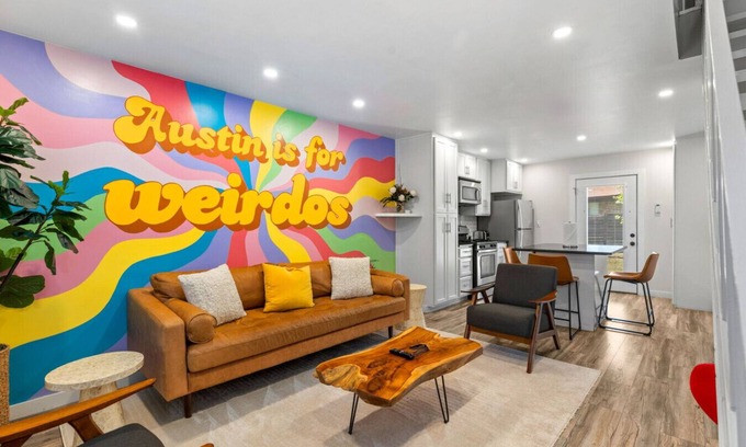 St. Edwards House | Retro SoCo GetawayTownhome!