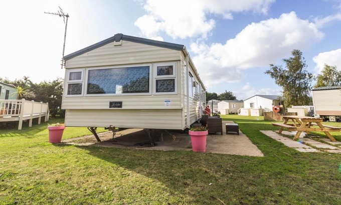 Hopton House | Retro themed 8 berth caravan for hire, near the Norfolk Broads ref 10031B