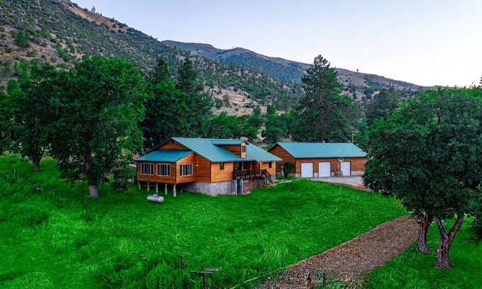 Doyle Cabin | Reverie Ranch @ Gold Mountain 136 Acre w/Lakeview & Nat'l Forest Access, Remote