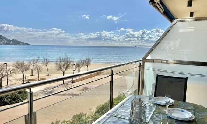 Santa Margarida Apartment | RHO. Wonderful views in front of the sea