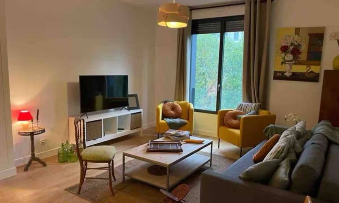 11th Arrondissement Apartment | Richard Lenoir 3-bedroom air-conditioned 2nd floor elevator.