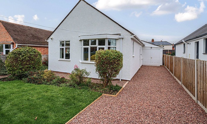 Malvern Cottage | RIDGE VIEW MALVERN, pet friendly, with a garden in Great Malvern