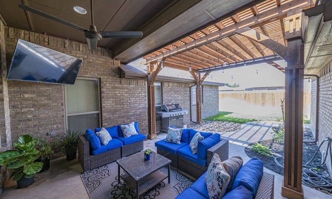 Midland House | Right At Home- Midland Los Patios w/Community Pool
