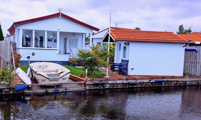 Lemmer Cabin | Right on the water - log cabin in Holland for relaxation and water sports