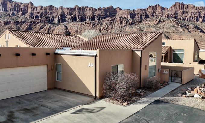 Moab South Valley House | Rim Village I Private Hot Tub I Garage I Pool I Trailer Parking Nearby