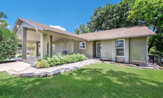 Seguin House | River Access Staycation/FastWiFi/Firepit