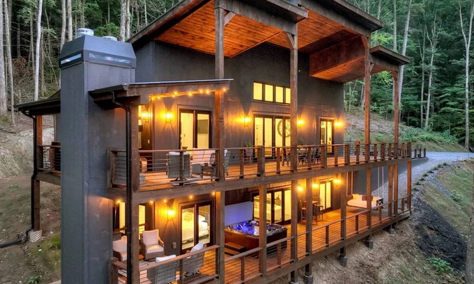 Raccoon Ridge Cabin | River Bend - New listing! Modern mountain luxury with amenities galore!