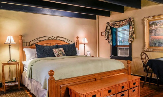 Harrisonburg Cabin | River Birch Cabin - By the Side Of the Road Inn and Cottages