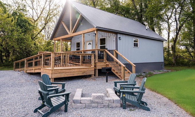 Jamestown Cabin | River Boat Ramp~Private HotTub~Lake Cumberland~Firepit~Pickleball~Playground