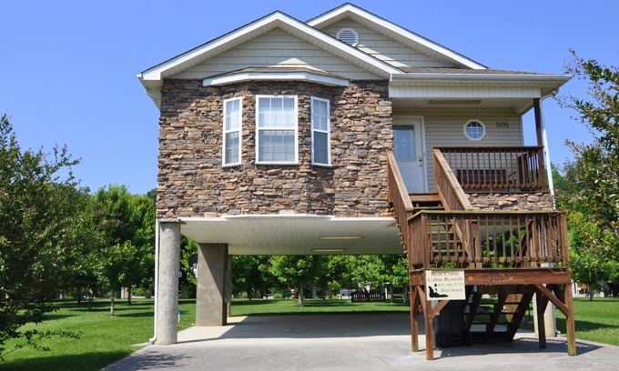 Pigeon Forge Cottage | River Breeze, WIFI, $685 FREE tickets each paid day!
