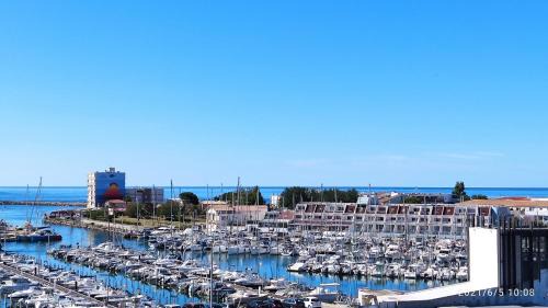 Carnon-Plage Apartment | River City - Joli 2 pièces, étage élevé, vue sur port et mer, calme et proche des plages