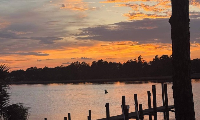 Carrabelle House | River Front -Boat Dock and Launch sleeps 14
