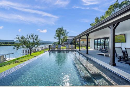 Kingsland House | River Oaks Luxury Lakeshore Concierge Services Available