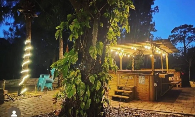 Tampa Resort | River Resort unique nature space with Swimspa, 15min to the airport, Pole Poker
