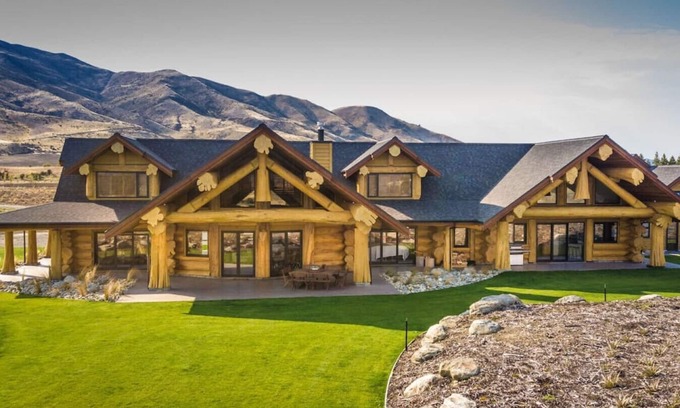 Tarras House | River Ridge | Luxury Log House | Stunning River View | Sleeps 10