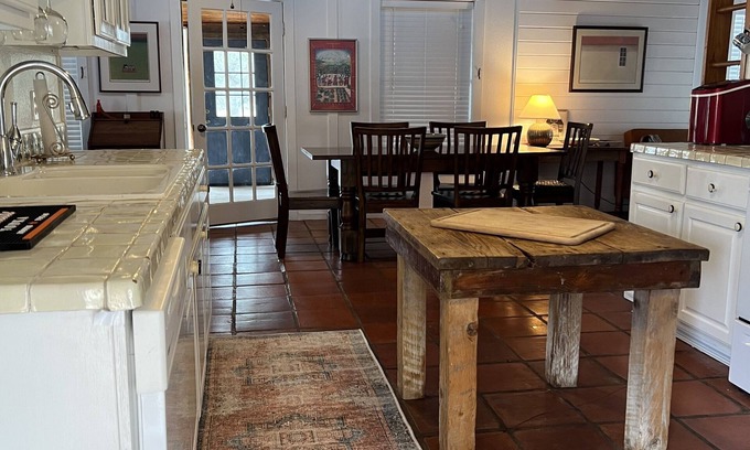 Ingram House | River Rock Cottage, Guadalupe River Access, 2BR 2BA Dog Friendly - Firepit Grill