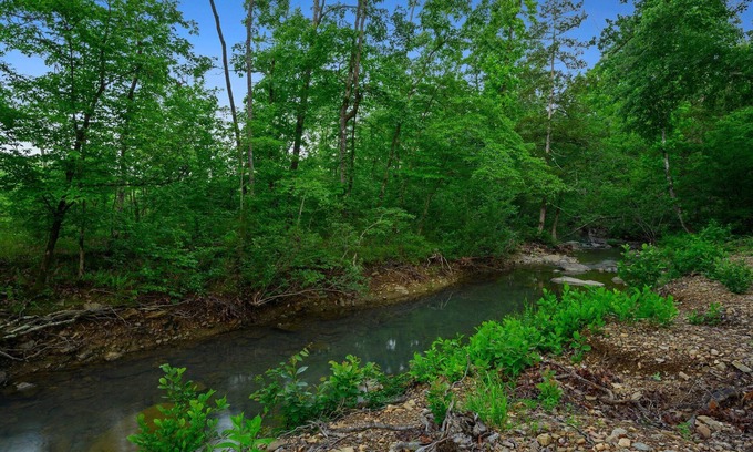 Broken Bow Cabin | River Sound-Creekside Cabin with hottub,playset,pool table- Virtual Tour Available