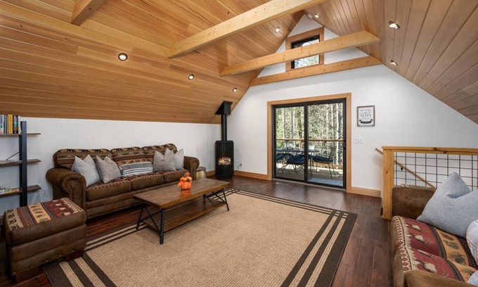 Olympic Valley House | River-View Chalet 5 Minutes to Squaw Valley 10 minutes to Lake Tahoe
