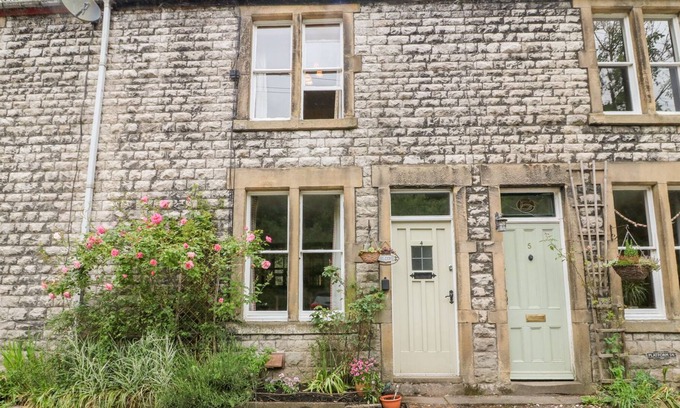 Litton Mill Cottage | RIVER VIEW, character holiday cottage in Litton Mill In Miller's Dale